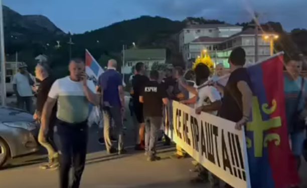 Grupa građana blokirala prilaz auto putu: Svađa učesnika auto – litija, uvrede, razdvajanja