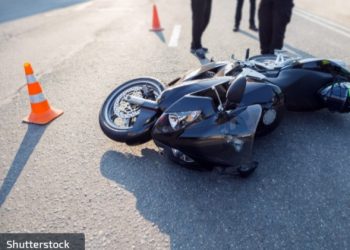 U teškoj saobraćajnoj nesreći na auto-putu dvije osobe izgubile život, preko jedne prešao kamion