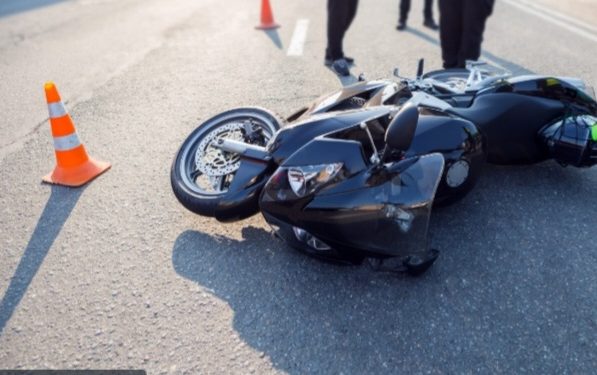U teškoj saobraćajnoj nesreći na auto-putu dvije osobe izgubile život, preko jedne prešao kamion