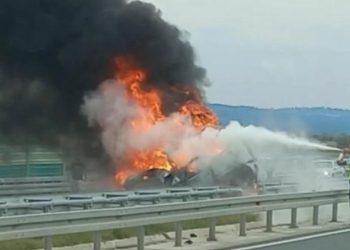 Teška saobraćajna nesreća na auto-putu “Miloš Veliki” sudarila se dva automobila pa se jedan  zapalio