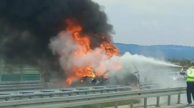 Teška saobraćajna nesreća na auto-putu “Miloš Veliki” sudarila se dva automobila pa se jedan  zapalio