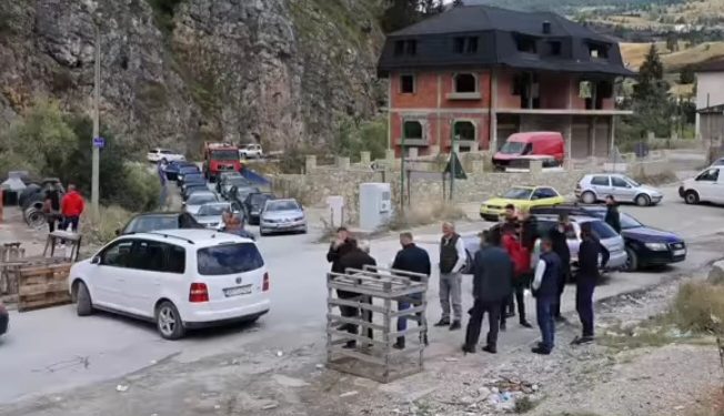 NOVA BLOKADA: Građani blokirali magistralni put Rožaje – Špiljani i regionalni put Zeleni – Vuča