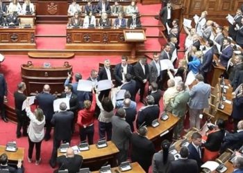 Opozicija u Srbiji izazvala je haos, ometaju rad i izlaganje Brnabićke uzvikujući LOPOVI/ VIDEO