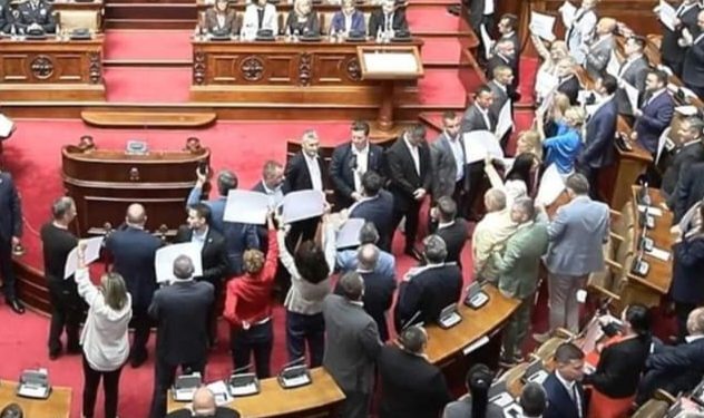 Opozicija u Srbiji izazvala je haos, ometaju rad i izlaganje Brnabićke uzvikujući LOPOVI/ VIDEO