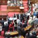 Opozicija u Srbiji izazvala je haos, ometaju rad i izlaganje Brnabićke uzvikujući LOPOVI/ VIDEO