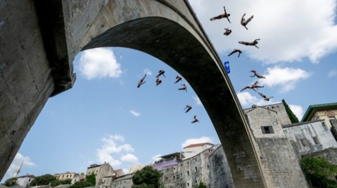 Prelijepa slika prvog Red Bull takmičarskog dana sa Starog mosta u Mostaru  VIDEO