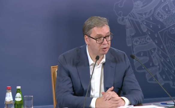 Vučić najavio pomoć penzionerima od 20.000 dinara, pojeftinjenje namirnica i odgovorio za vanredne izbore
