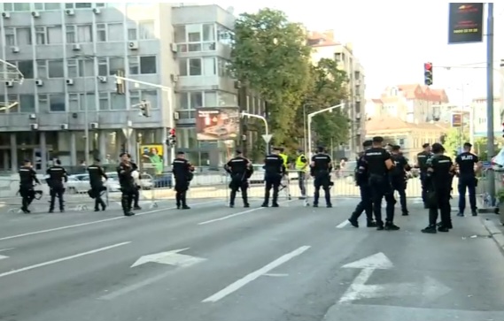 U Beogradu se održava tzv. Parada ponosa, jake policijske snage raspoređene okolo VIDEO