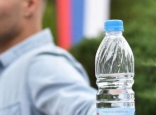 Da li je dozvoljeno piti vodu stojeći
