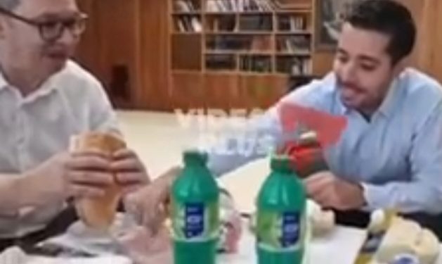 “U zemlji parizera i jogurta”: Vučić, Momirović i Mali doručkovali parizer