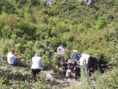 Crna Gora: Autibus sa putnicima sleteo u provaliju, više osoba poginulo