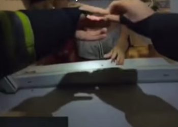 Neobična vjeridba: Vatrogasac se popeo  dizalicom do prozora svoje djevojke  i zaprosio je VIDEO