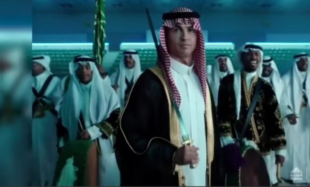Cristiano Ronaldo u arapskoj tradicionalnoj nošnji  zaplesao s mačem  VIDEO