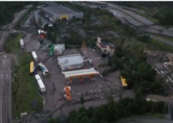 Katastrofa na državnom auto-putu kada se urušio, auta i kamioni u pukotinama. Helikopteri vade povređene
