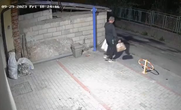 Novi Pazar: Prosuo komšiji smeće da bi uzeo džak VIDEO