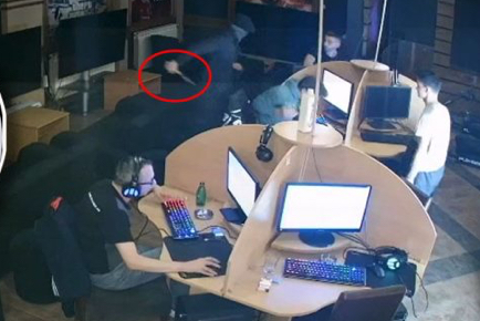 Uznemirujuć snimak u kojem brat E. Biševac krvnički napada Harisa R. i zadaje mu ubod nožem VIDEO