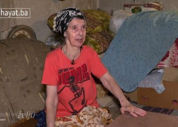 Jedna od najtužnijih životnih priča Ajke koja hoda puzeći, žali što ne može klanjati VIDEO