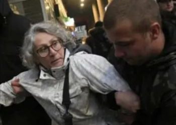 Aida Ćorović kriva što je gađala jajima mural ratnog zločinca Ratka Mladića, izrečena novčana kazna
