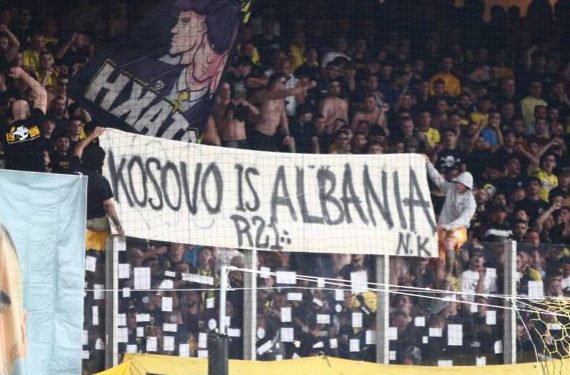 Grčki navijači šokirali Srbe, istakli transparent “Kosovo je Albanija”