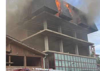 Veliki požar zahvatio porodičnu kuću J. Š. u ulici Kej skopskih žrtava u Novom Pazaru VIDEO