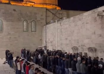 Mesdžid Al-Aksa blista sa vjernicima kojima hiljade raketa  ne smetaju obaviti Namaz. VIDEO