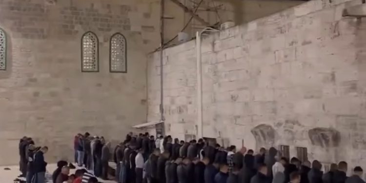 Mesdžid Al-Aksa blista sa vjernicima kojima hiljade raketa  ne smetaju obaviti Namaz. VIDEO