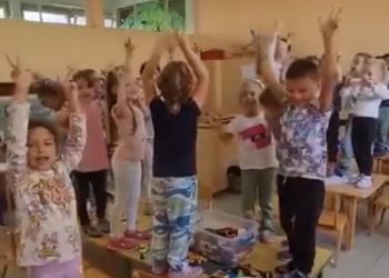 Porast nacionalizma u Crnoj Gori se nastavlja. Djeca pjevaju sa podignuta tri prsta VIDEO