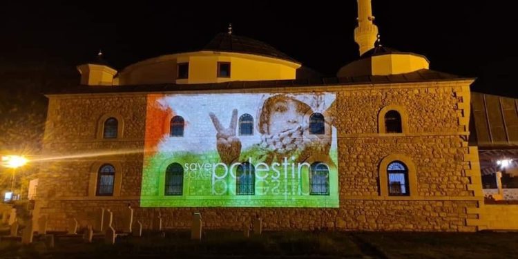 Sjenica uz narod Palestine, zastava na trgu i  džamiji Sultan Valide