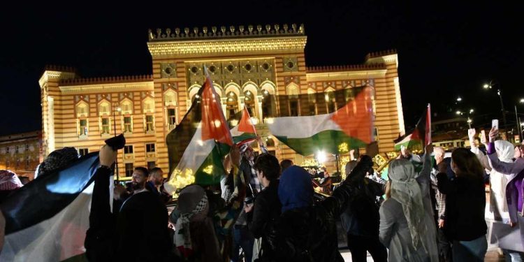 Sarajevo dalo podršku narodu Palestine, velik broj građana ispred Vijećnice