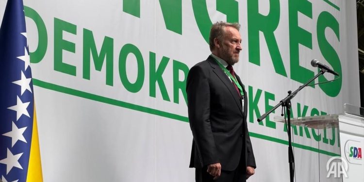 Bekir Izetbegović ostaje predsjednik SDA, izabran na 8. Kongresu kao jedini kandidat