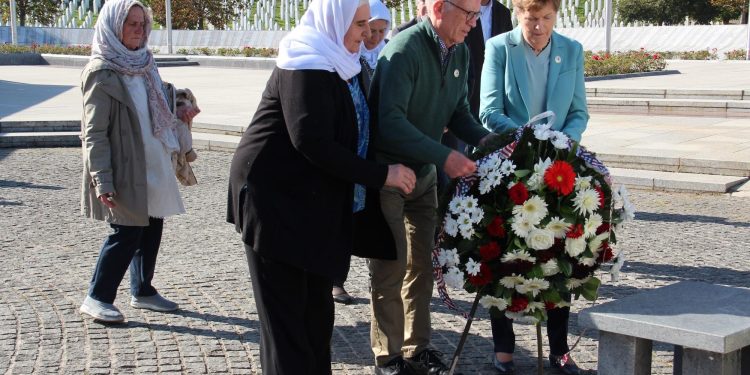 Senatori SAD-a u Potočarima: Mi podržavamo BiH i ta podrška je sve veća