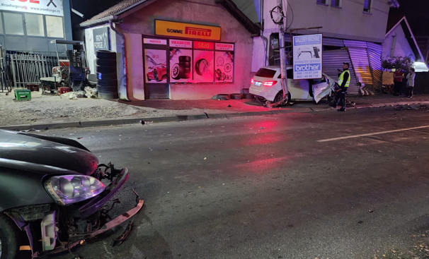 Težak udes u Novom Pazaru mercedesa i golfa, policija na licu mesta