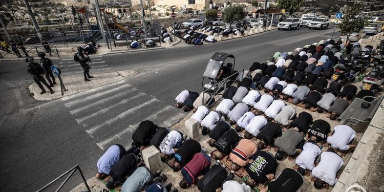 Zbog izraelskih ograničenja samo 5.000 Palestinaca klanjalo džuma-namaz u Al-Aksi