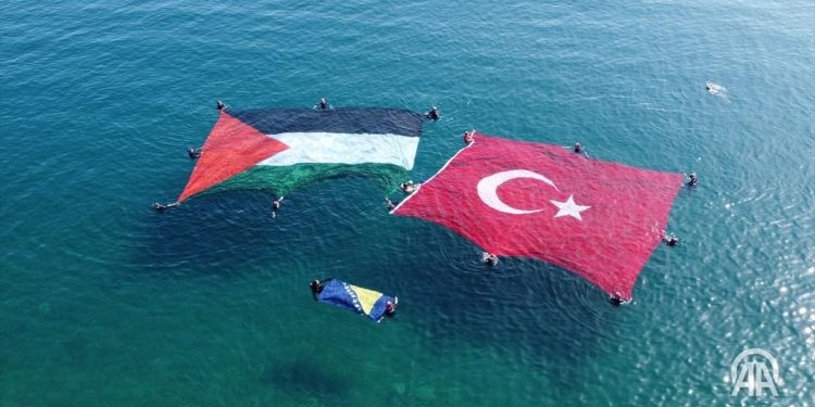 Poruka solidarnosti iz Antalije: Spasioci razvili zastave Turkiye, Palestine i BiH