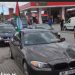 VIDEO: Policija na Kosovu skida zastavu Palestine sa auta novopazarskih tablica