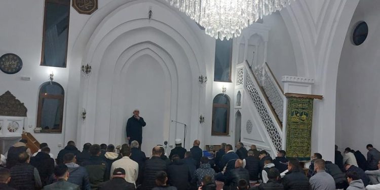 Tutin: NOĆNI NAMAZ I DOVA ZA PALESTINU U SULTAN FATIH DŽAMIJI