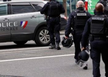 Žena sa hidžabom stradala, ubila je policija u Parizu bez razloga