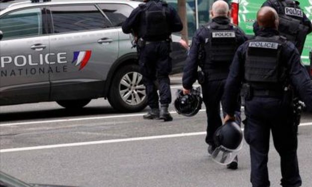 Žena sa hidžabom stradala, ubila je policija u Parizu bez razloga
