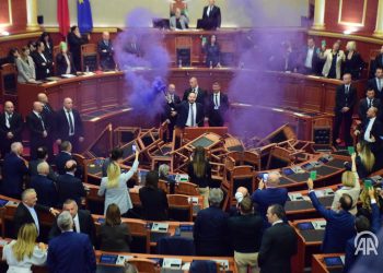 Incident u parlamentu Albanije, prekinuta sjednica nakon prevrtanja stolica u sali