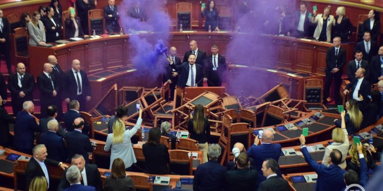 Incident u parlamentu Albanije, prekinuta sjednica nakon prevrtanja stolica u sali