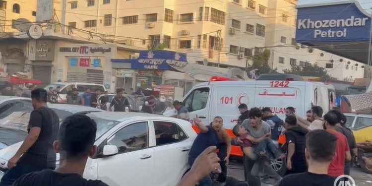 Izraelski agresori bombardovali kola hitne pomoći i glavni ulaz u bolnicu, više Palestinaca poginulo