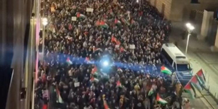 Više desetine hiljada ljudi u Berlinu protestovalo protiv agresije na Palestinu