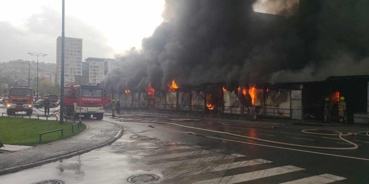 Sarajevo: Izgorela cijela pijaca u naselju Otoka, radnici u suzama