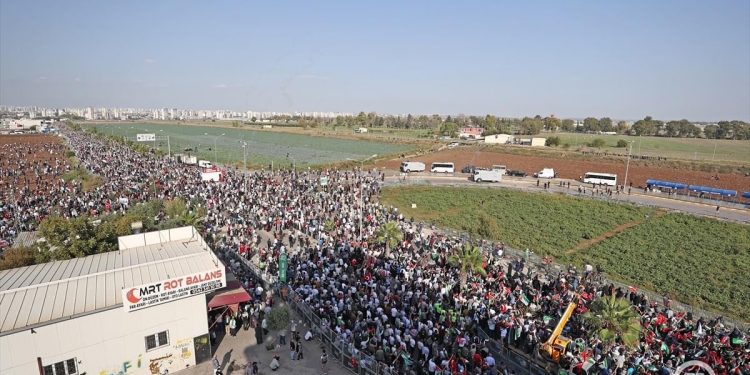 Protest ispred vojne baze SAD Incirlik, demonstranti pokušali da probiju ogradu