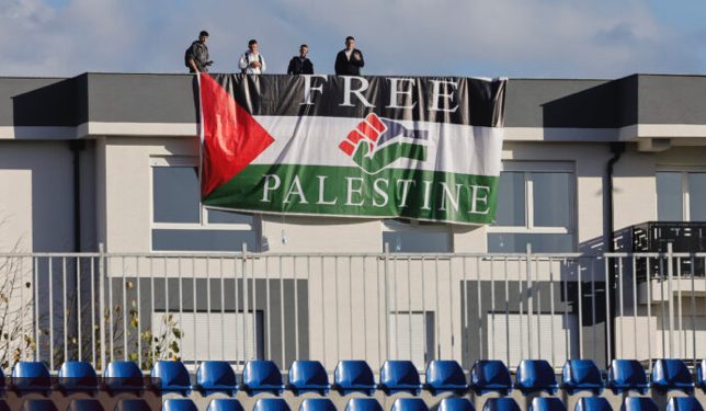 I ako bez publike stadion Novog Pazara u zastavama Palestine, rezultat u drugom planu