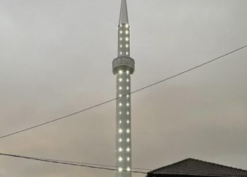 Obnovljena munara na džamiji u Srebrenici, upaljeni kandili