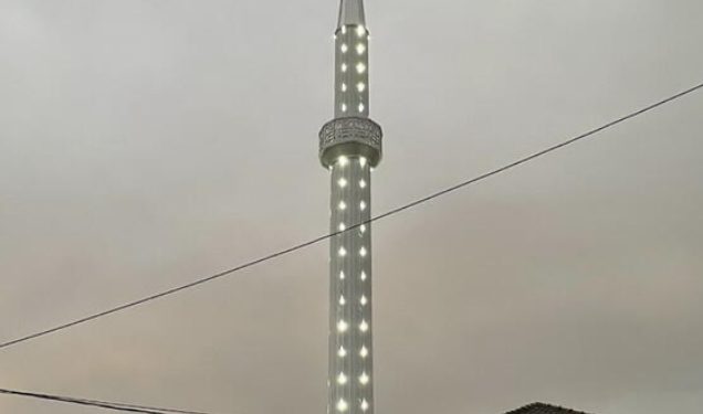 Obnovljena munara na džamiji u Srebrenici, upaljeni kandili