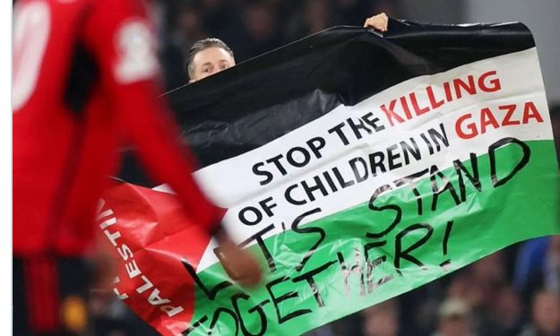 Junak utakmice u Kopenhagenu je navijač sa Palestinskom zastavom: Prestanite ubijati djecu