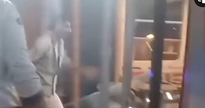 Demolira u Istambulu, Burger King, uz riječi “svakih 10 minuta umre djete u Gazi.”