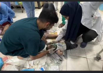U Indonezijskoj bolnici u Gazi zbog nestašice prisiljeni da djeci pružaju pomoć na podu